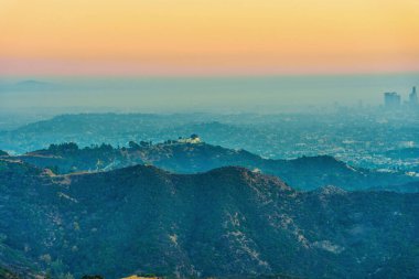 Griffith Gözlemevi ve Puslu Günbatımıyla göz kamaştırıcı Los Angeles Skyline