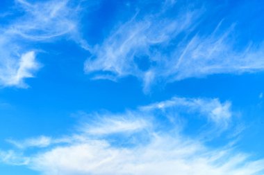 İnce beyaz bulutlar Gök kubbeye dağıldı