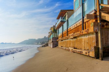 Malibu, California - 21 Aralık 2024 Malibu kıyısındaki Kristal Mavi Suları ile Güzel Sahil Evleri