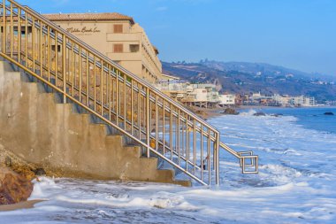 Malibu, California - 21 Aralık 2024: Okyanus ve Dalgalarla Malibu Sahili Erişimi Büyüleyici Sahil Manzarası