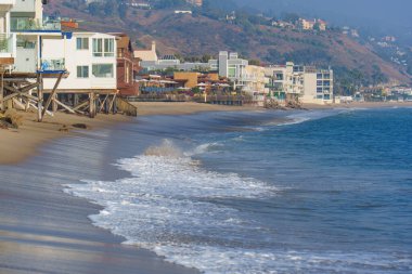 Malibu, California - 21 Aralık 2024: Evleri ve Nazik Dalgaları Olan Malibu Sahili