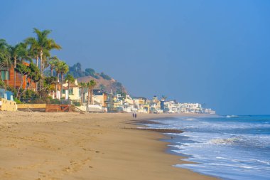 Malibu, California - 21 Aralık 2024 Sunset 'teki Sahil Evleri ile Serene Malibu Sahili