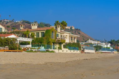 Malibu, California - 21 Aralık 2024 Malibu Beach, Kaliforniya 'daki Çarpıcı Kıyı Evleri
