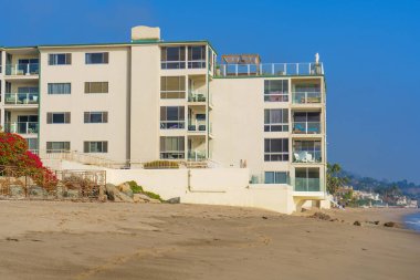 Malibu, California - 21 Aralık 2024: Malibu 'da Şok Edici Kıyı Arazileri Gösterimi