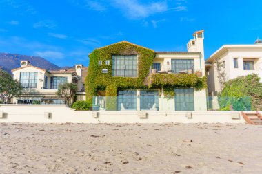 Malibu, California - 21 Aralık 2024: Büyüleyici Malibu Sahil Evi Doğayla çevrili