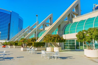 San Diego, California - 14 Ocak 2025: Temiz Mavi Gök Altında Modern Mimarlık Merkezi