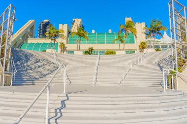 San Diego, Kaliforniya - 14 Ocak 2025: Parlak Günışığı 'ndaki San Diego Kongre Merkezi Merdiveni