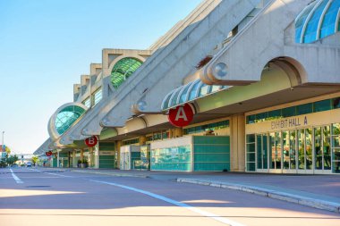 San Diego, California - 14 Ocak 2025: Açık Mavi Gök ile San Diego Kongre Merkezi Dış Görünümü