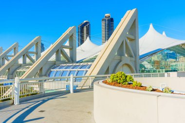 San Diego, California - 14 Ocak 2025: Parlak Günışığı 'ndaki San Diego Kongre Merkezi Mimari Özellikleri