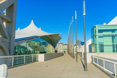 San Diego, Kaliforniya - 14 Ocak 2025: Temiz Mavi Gök Altında Modern San Diego Kongre Merkezi