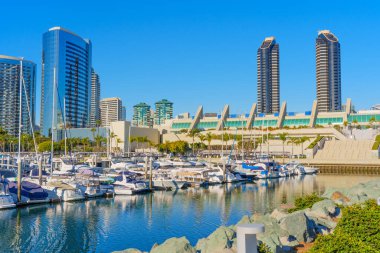San Diego, California - 14 Ocak 2025: Modern Harbor View at San Diego Kongre Merkezi ve Marina