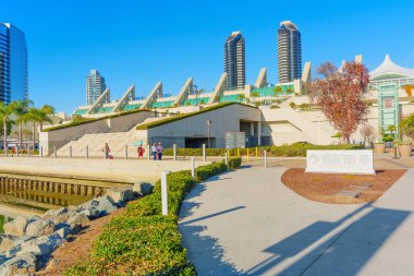 San Diego, California - 14 Ocak 2025: Açık Mavi Gök ile San Diego Kongre Merkezi