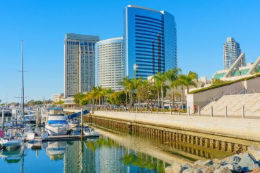 San Diego, Kaliforniya - 14 Ocak 2025: San Diego Kongre Merkezi Modern Mimariyle Limanın Üzerinde Yansıma