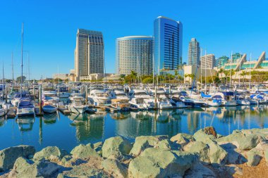 San Diego, California - 14 Ocak 2025: Vibrant Marina View, San Diego Açık Mavi Gökyüzü Altında