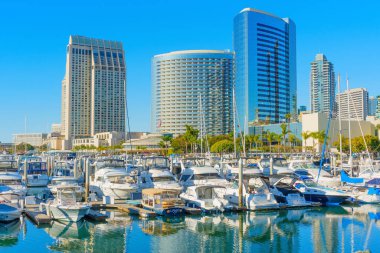 San Diego, California - 14 Ocak 2025 San Diego Liman Manzarası Açık Mavi Gökyüzü Altında Yatlar ve Gökdelenler