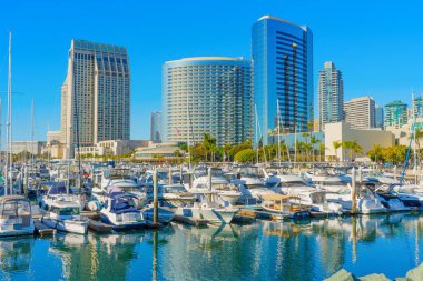 San Diego, California - 14 Ocak 2025 San Diego, Kaliforniya 'da Modern Gökdelenli Sleek Marina