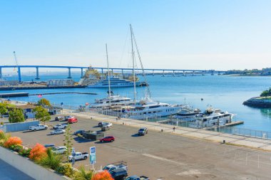 San Diego, California - 14 Ocak 2025: Yatlı San Diego Marina Limanı ve Açık Mavi Gökyüzü