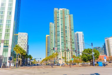 San Diego, California - 14 Ocak 2025: Modern Gökdelenler ve Palmiye Ağaçları ile San Diego 'da Canlı Şehir Sahnesi