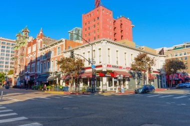 San Diego, Kaliforniya - 14 Ocak 2025: San Diego 'nun Vibrant Downtown Scene' deki Tarihi Louis Ticaret Bankası