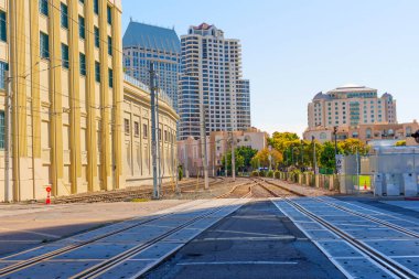 San Diego, California - 14 Ocak 2025: Santa Fe Depot 'tan San Diego, Kaliforniya' daki kentsel gelişim ve demiryollarının kesişimlerini gösteren.