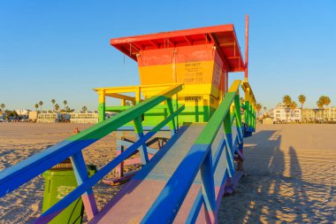 Venice Beach, California - 16 Ocak 2025 Venedik Sahili Gün batımında Gökkuşağı Cankurtaran Kulesi