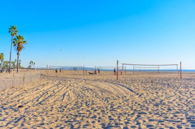 Venice Beach, California - 16 Ocak 2025: Venedik, Kaliforniya Voleybol Sahaları ile Vibrant Beach Sahnesi