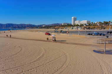 Santa Monica, Kaliforniya - 16 Ocak 2025: Açık Mavi Gökyüzü ile Çarpıcı Santa Monica Sahili