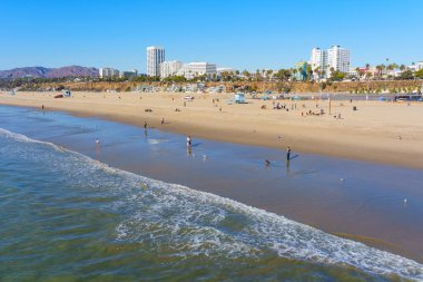 Santa Monica, California - 16 Ocak 2025: Canlı Santa Monica Sahili İnsanlarla ve Temiz Sularla