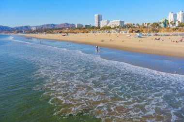 Santa Monica, Kaliforniya - 16 Ocak 2025: Arkaplanda Dalgalar ve Şehirmanzaralı Canlı Santa Monica Sahnesi