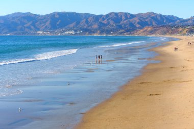 Santa Monica, California - 16 Ocak 2025: Berrak Mavi Gökler ve Dağlar Altında Sakin Santa Monica Plajı