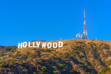 Los Angeles, Kaliforniya - 10 Aralık 2024: Los Angeles 'ta Hillside Açık Mavi Gök Altında İkonik Hollywood Tabelası
