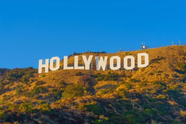 Los Angeles, Kaliforniya - 10 Aralık 2024: Sunset 'te Los Angeles' a Bakan İkonik Hollywood Tabelası