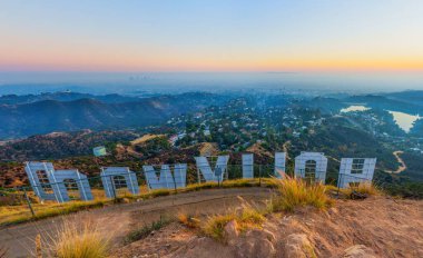 Los Angeles, Kaliforniya - 10 Aralık 2024: Los Angeles Sunset, Iconic Hollywood tabelasının çarpıcı görüntüsü