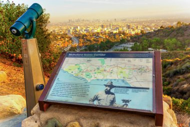 Los Angeles, Kaliforniya - 20 Aralık 2024: Los Angeles, Kaliforniya 'daki Mulholland Manzaralı Koridordaki Panoramik Bakış