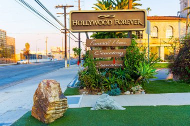 Los Angeles, Kaliforniya - 10 Ocak 2025: Hollywood Ebedi Mezarlığı Sunset, Los Angeles