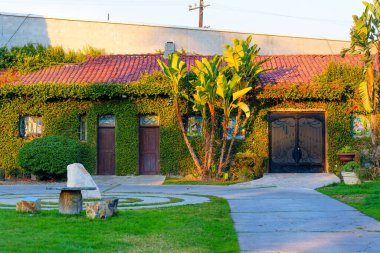 Los Angeles, Kaliforniya - 10 Ocak 2025: Hollywood Ebedi Mezarlığında Lush Vegetation ile çevrili Tarihi Bina