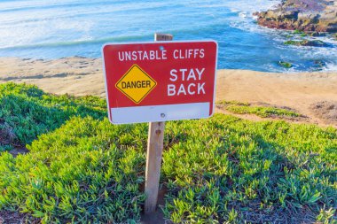 San Diego, Kaliforniya - 14 Ocak 2025: İstikrarsız Uçurumlardan Uzak Kalın diye Uyarı İşareti