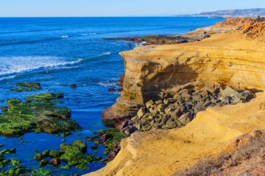 San Diego, California - 14 Ocak 2025 Rocky Cliffs ve Clear Blue Waters ile San Diego Sahili