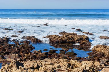Palos Verdes, Kaliforniya 'daki Rocky Shoreline Huzurlu Sahil Manzarası