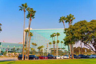 Long Beach, California - 11 Ocak 2025: Long Beach 'teki Hyatt Regency Hotel, parlak mavi gökyüzüne karşı palmiye ağaçları tarafından çerçevelenmiştir..