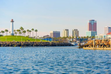 Long Beach, California - 11 Ocak 2025: Lions Lighthouse, Long Beach, Kaliforniya 'daki Shoreline Marina' da gururla duruyor..