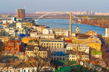 Kyiv, Ukrayna - 9 Mart 2025: Kyiv 'de Kontraktova Meydanı yakınlarındaki Podil ilçesinin kentsel manzarasını gösteren canlı panorama, çağdaş yapılara zıt tarihi yapılarla birlikte.