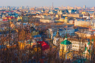 Kyiv, Ukrayna - 9 Mart 2025: Podil ilçesinin canlı mimarisini ve tarihi binalarını gözler önüne seren geniş hava manzarası, altın saat boyunca Kontraktova Meydanı 'nda ele geçirildi.