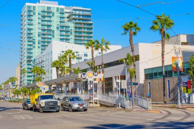 Long Beach, California - 10 Ocak 2025 Long Beach 'te palmiye ağaçları ve modern binaların bulunduğu 1. Cadde İstasyonu' nda güneşli bir gün.