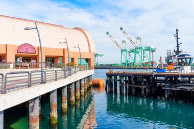 Los Angeles, Kaliforniya - 25 Aralık 2024: Los Angeles Limanı 'nda canlı bir sahne 112 numaralı itfaiye istasyonunun bir kısmı ve marinada endüstriyel vinçler yer alıyor..