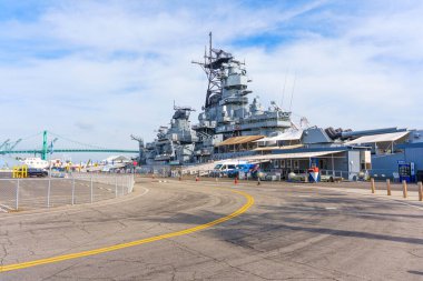 Los Angeles, California - 25 Aralık 2024: USS Iowa BB-61 savaş gemisi Los Angeles, Kaliforniya 'da, açık bir günde muazzam yapısını ve tarihsel önemini gözler önüne serdi..