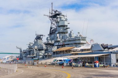Los Angeles, California - 25 Aralık 2024: USS Iowa BB-61 savaş gemisi Los Angeles, Kaliforniya 'ya yanaştı ve açık bir gökyüzü altında muazzam yapısını ve askeri tarihini gözler önüne serdi..