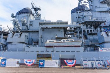 Los Angeles, Kaliforniya - 25 Aralık 2024: Battleship USS Iowa BB-61 'in Los Angeles' taki detaylı görüntüsü, donanma mimarisini ve tarihsel özelliklerini geniş açılı olarak göstermektedir..