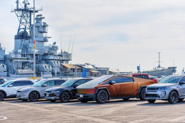 Los Angeles, Kaliforniya - 25 Aralık 2024: Tesla Cybertruck ve diğer araçlarla birlikte Los Angeles Limanı 'nda bulunan USS Iowa BB-61 savaş gemisi, denizcilik tarihi ve modern teknolojiyi gözler önüne sermektedir..