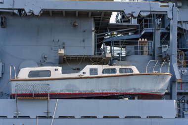 Los Angeles, Kaliforniya - 25 Aralık 2024: Battleship USS Iowa BB-61 Los Angeles 'ta demirli, benzersiz ayrıntılar ve yakın çekim donanma mimarisi.